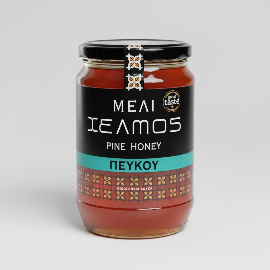 Γυάλινο βάζο 480g με αγνό, παραδοσιακό ελληνικό μέλι πεύκου (πευκόμελο) Helmos από την οικογένεια Σουκά.