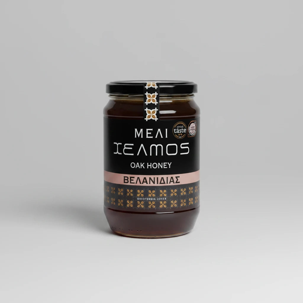Γυάλινο βάζο 480g με αγνό, σκουρόχρωμο ελληνικό μέλι βελανιδιάς Helmos από την οικογένεια Σουκά.