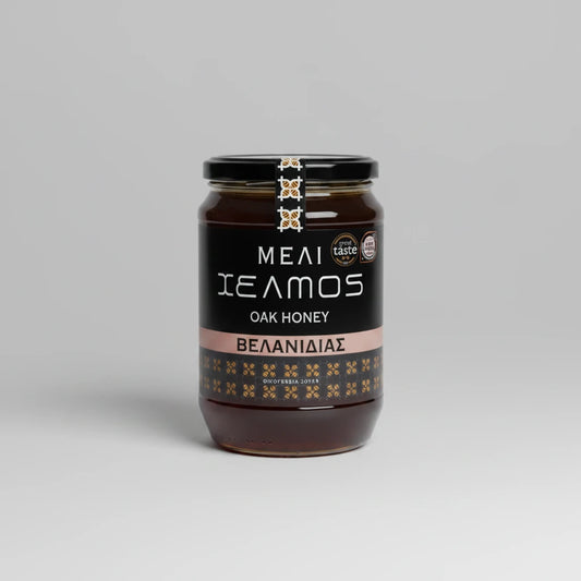 Γυάλινο βάζο 480g με αγνό, σκουρόχρωμο ελληνικό μέλι βελανιδιάς Helmos από την οικογένεια Σουκά.